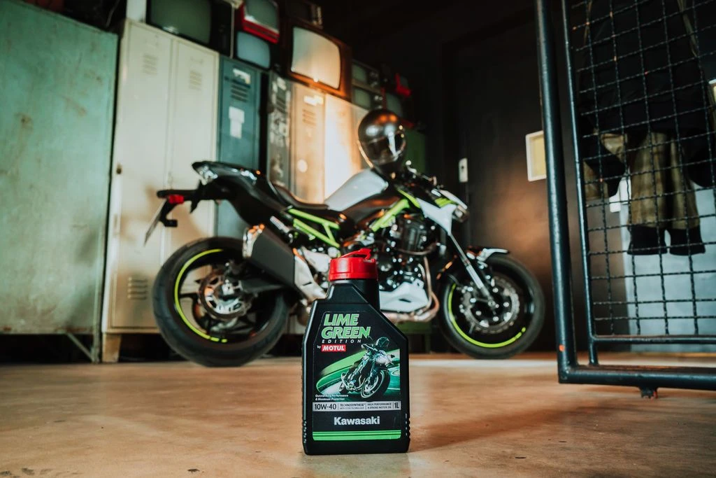 MOTUL Olie Lime Green Kawasaki 4T 10W40 1L 2 MOTUL Olie Lime Green Kawasaki 4T 10W40 1L - Afbeelding 2